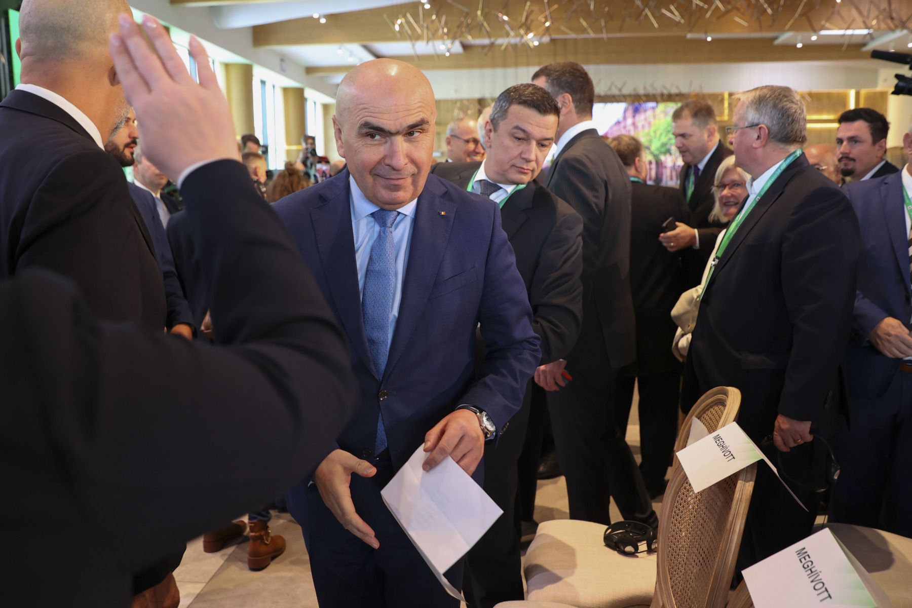 Bolojan, foc și pară la PNL: „Cutii de pantofi”, „penthouse-uri” și bugete blocate