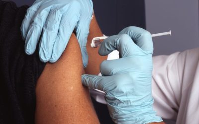 Poți dona sânge după vaccinul anti-COVID? Ce zic medicii din România