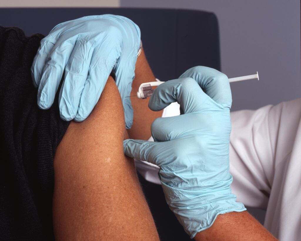 Poți dona sânge după vaccinul anti-COVID? Ce zic medicii din România