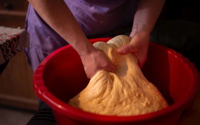 Cât timp trebuie să dospești aluatul de cozonac? Secretul pufoșeniei!
