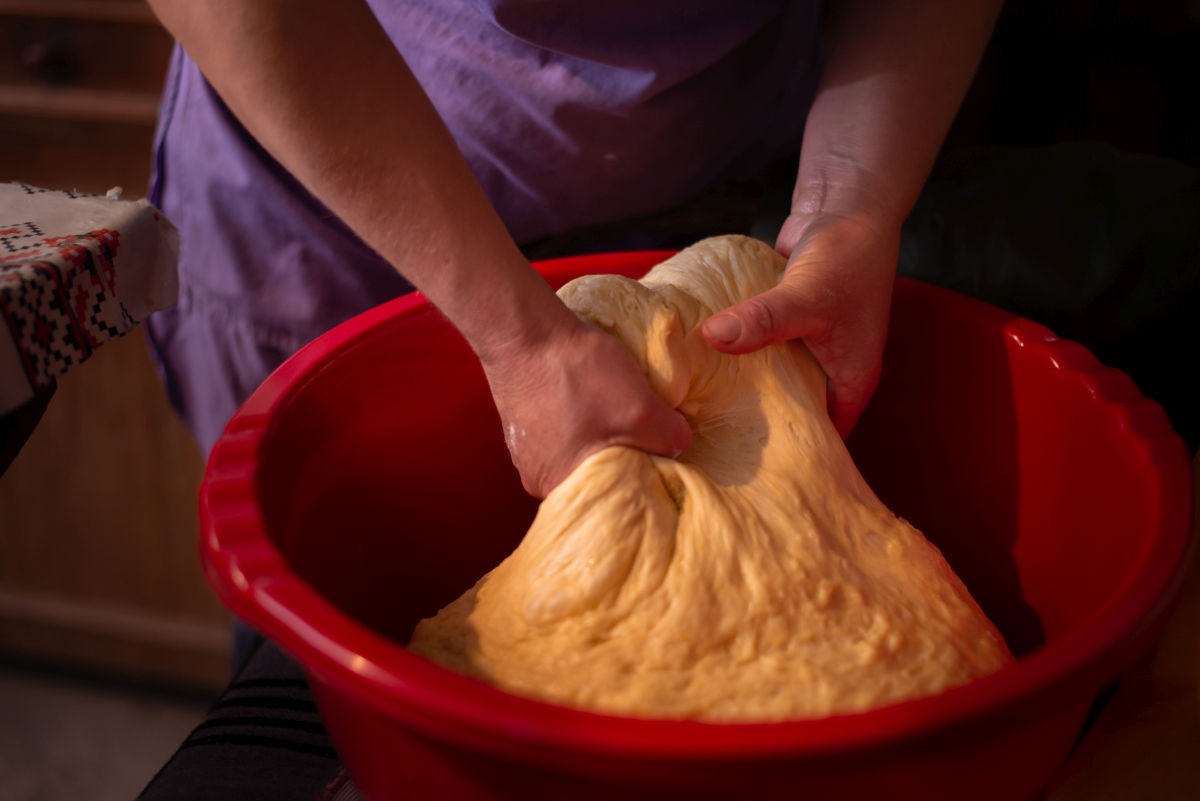 Cât timp trebuie să dospești aluatul de cozonac? Secretul pufoșeniei!