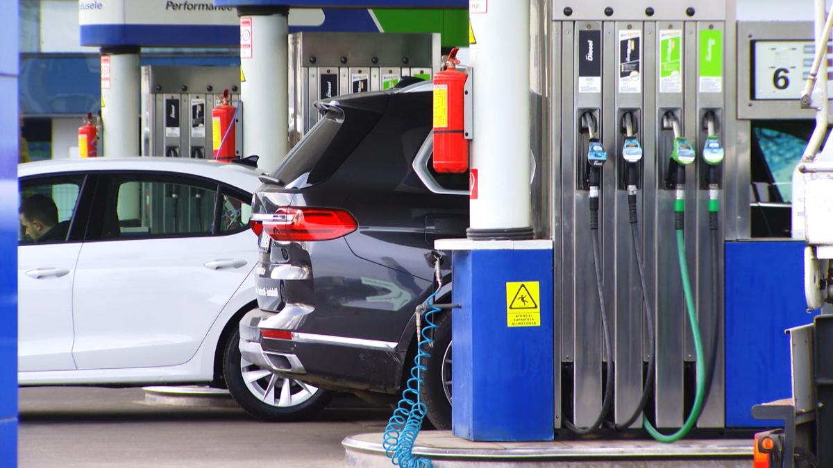 Cozi de zeci de metri la benzinării după ieftinirea carburanților: Cât ai economisit, șoferule