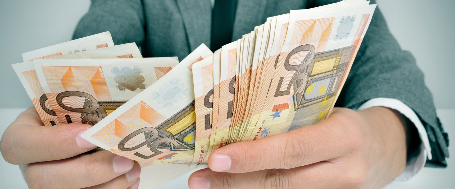 One înșfacă credite: IFN la BNR, recrutează grei din banking