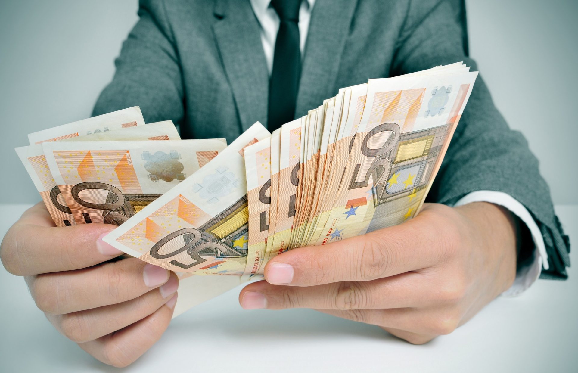One înșfacă credite: IFN la BNR, recrutează grei din banking