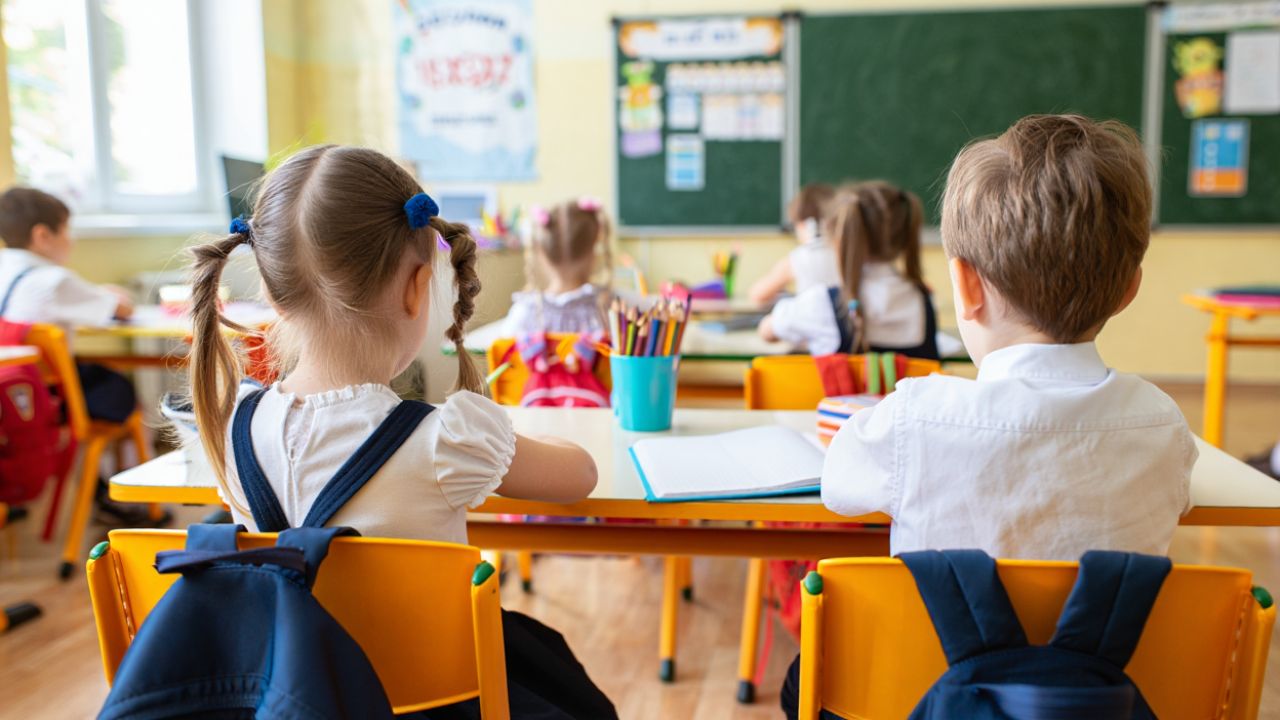 Părinți, la asaltul școlilor de top: Metode care umflă clasele și încalcă reguli