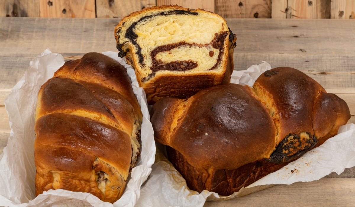 Cum păstrăm cozonacul moale LUNI? Trucul GENIAL care sfidează timpul!