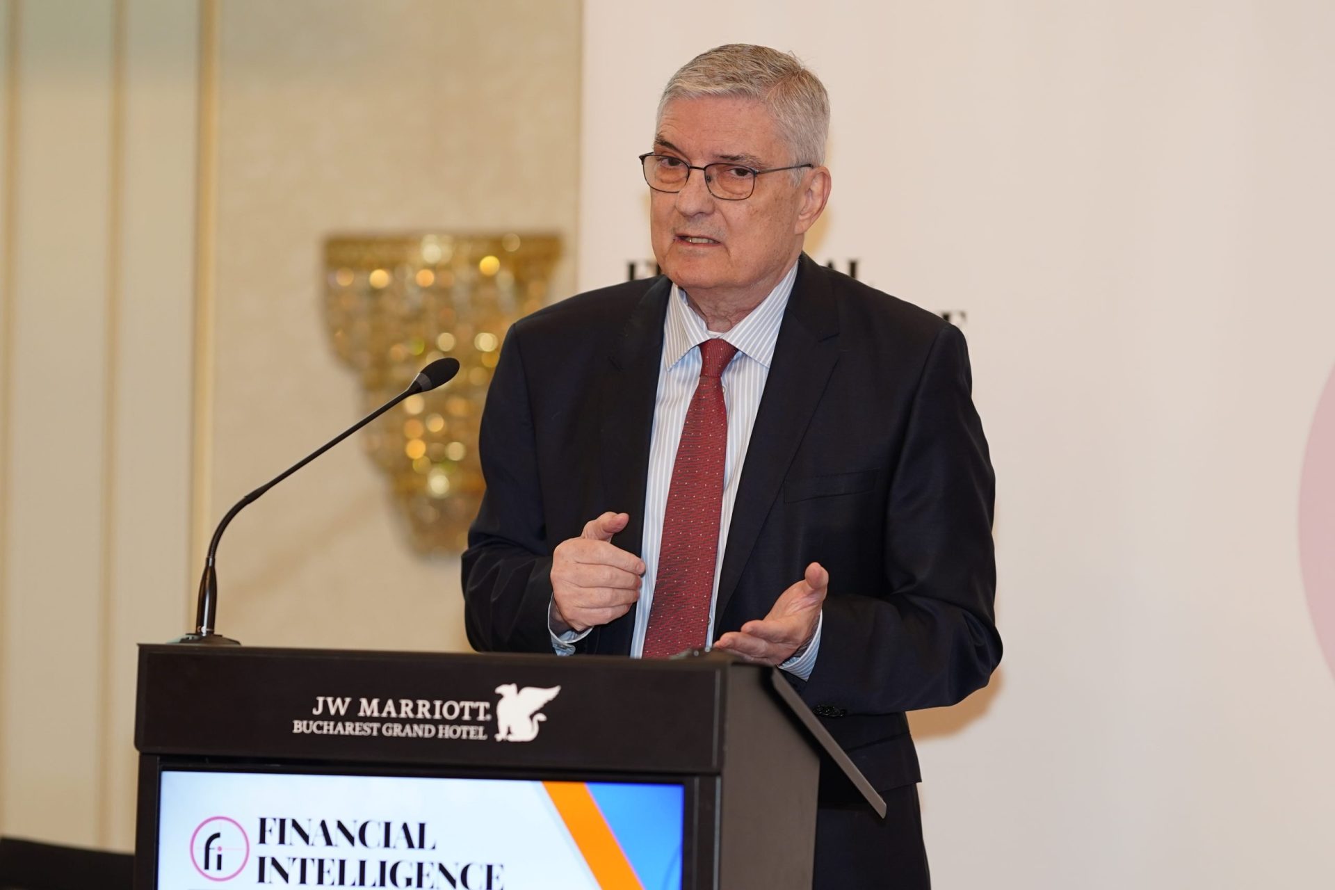 Dăianu: România, ani întregi pe datorie. „Măciuca” era iminentă