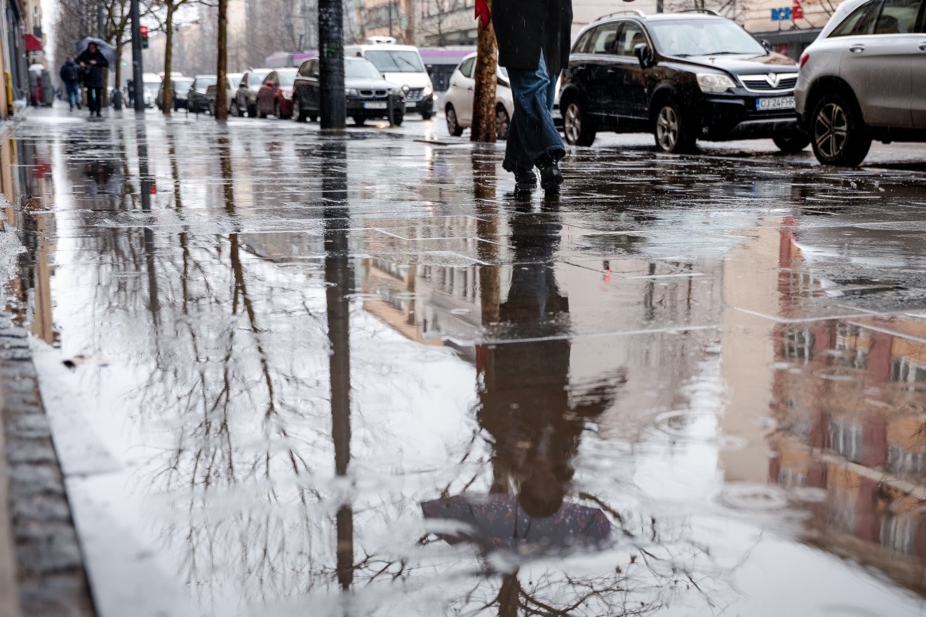 Două fenomene meteo neplăcute lovesc România azi. Unul, pe cale să se termine