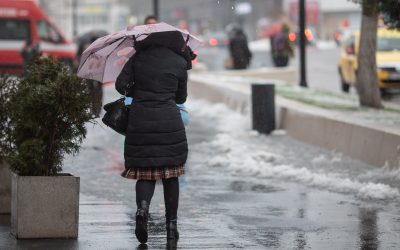 Vremea se strică: Vânt PUTERNIC în țară, ninsori la munte