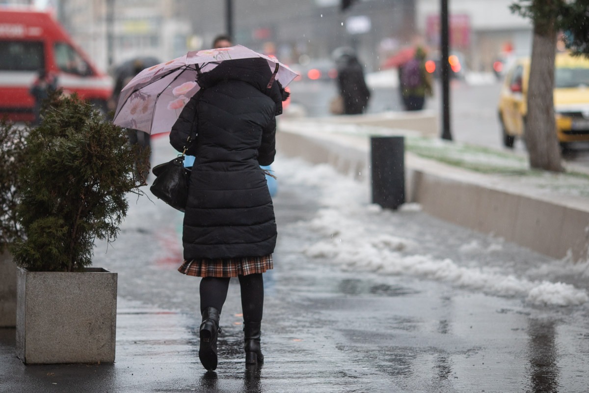 Vremea se strică: Vânt PUTERNIC în țară, ninsori la munte