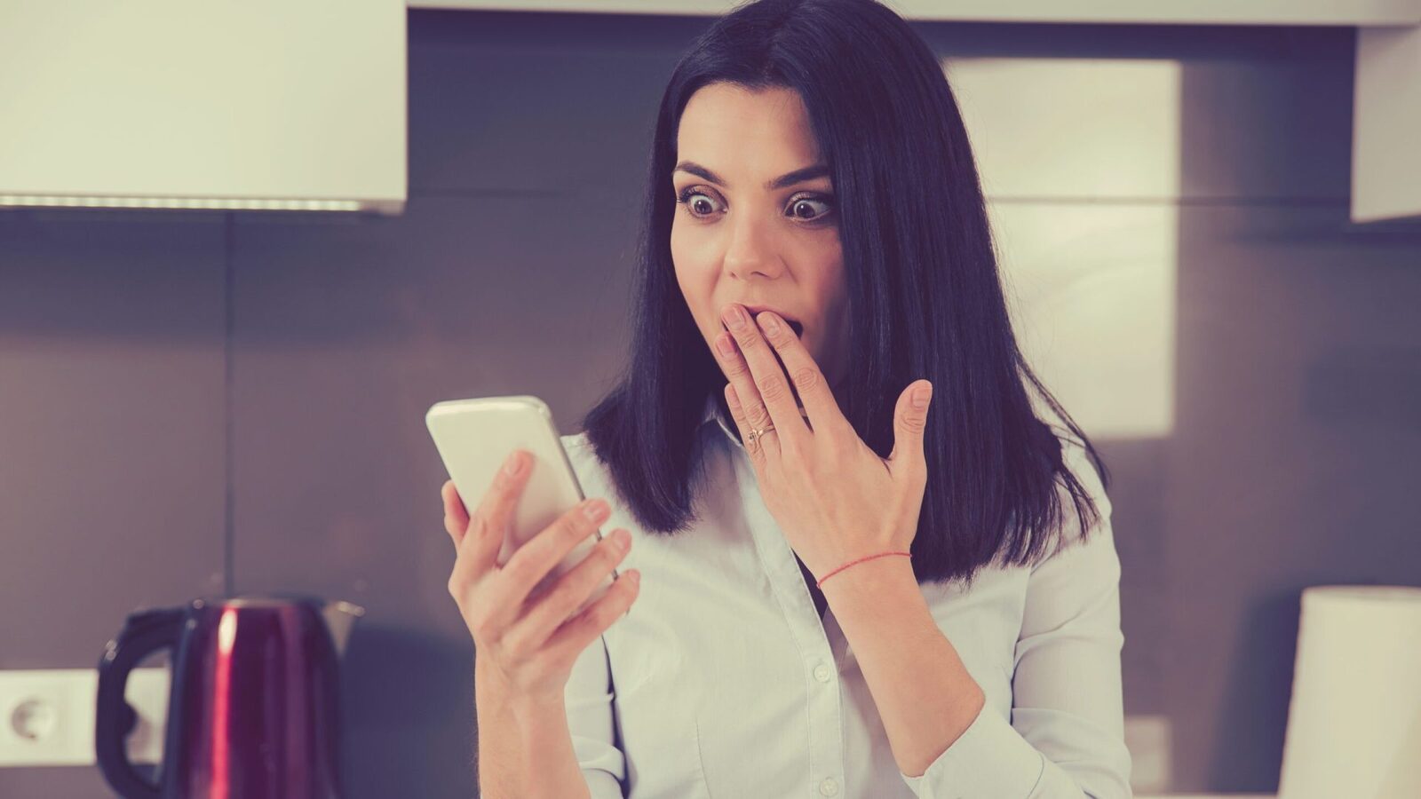 Atenție, români: Ce date din telefon vă pot goli conturile