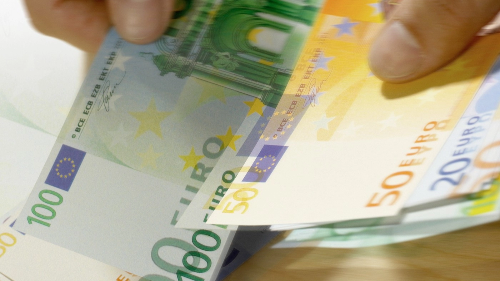 Final de epocă în Europa: Bancnota controversată dispare. Ce fac posesorii?