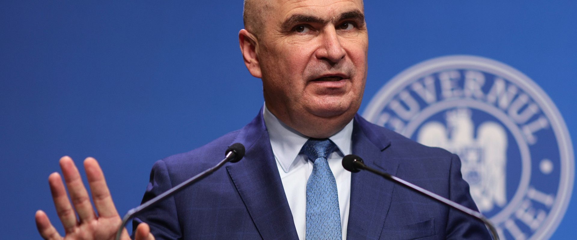 INTERVIU Dat afară de susținătorii lui Bolojan, omul care i-a oferit lui Băsescu carnetul de partid spune unde a greşit Bolojan şi de ce îl susţine: „Cheltuim ce n-avem, ca și cum n-am da banii înapoi”