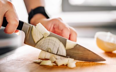 Gata cu ochii-n lacrimi: Metoda secretă pentru ceapă perfect tăiată