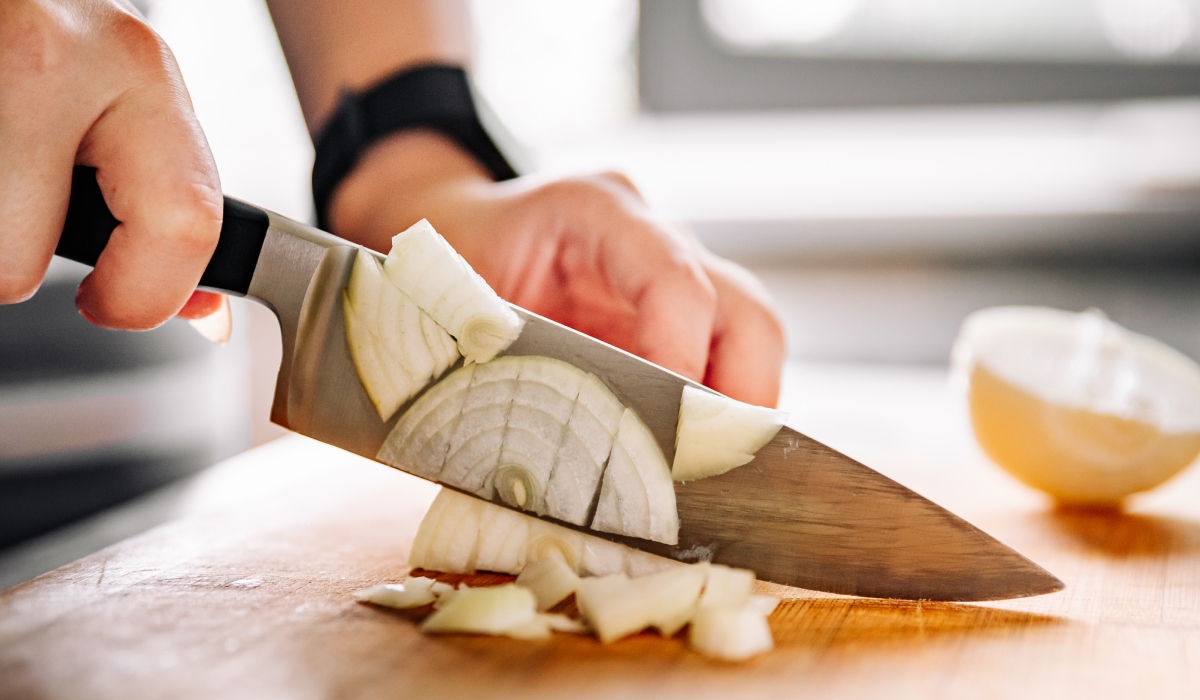 Gata cu ochii-n lacrimi: Metoda secretă pentru ceapă perfect tăiată