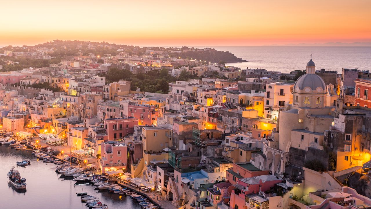 Alternative la Coasta Amalfi: Unde să te bucuri de peisaje, dar cu buzunarul mai relaxat