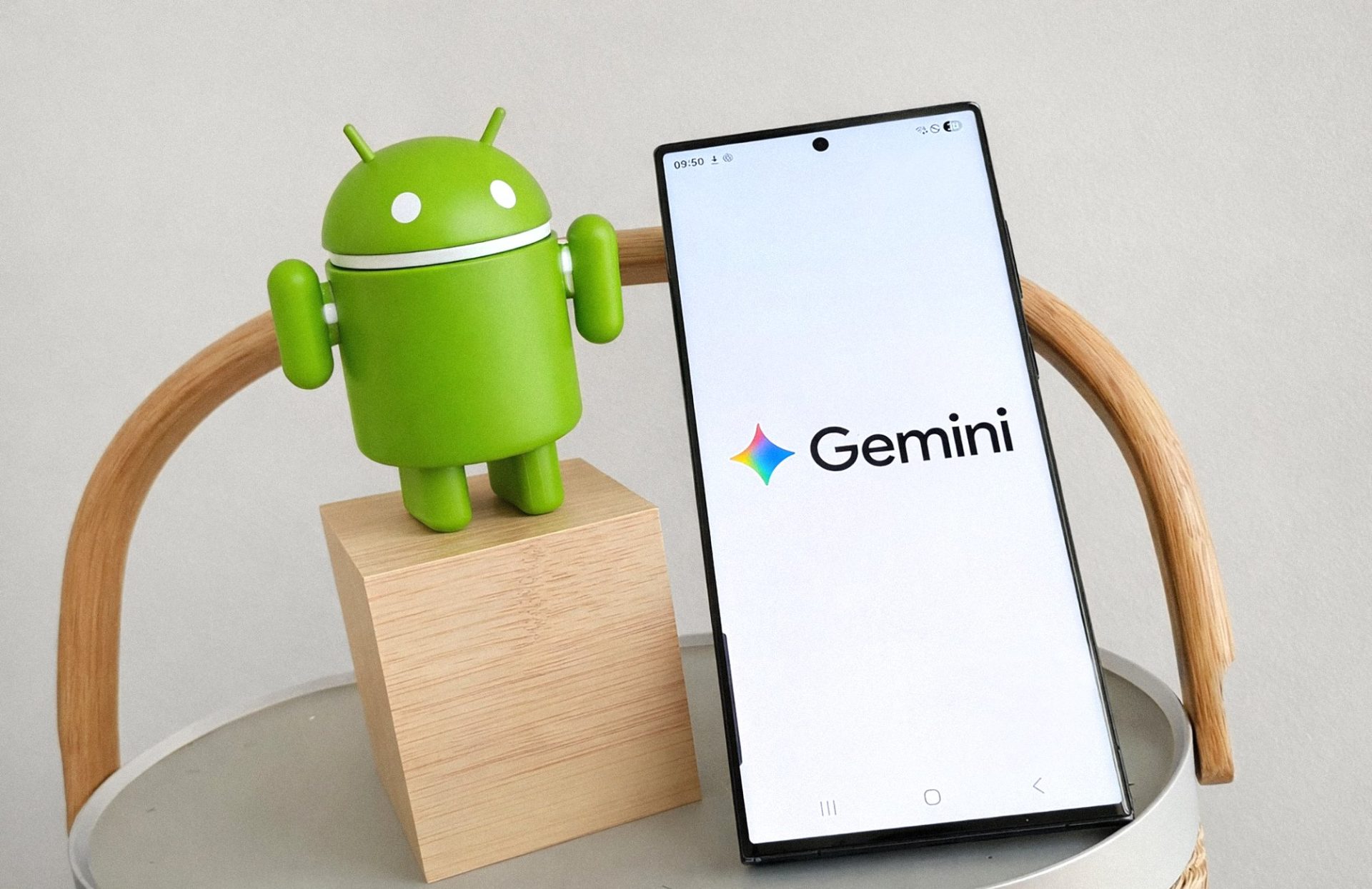 Google transformă Gemini pe Android: Interfața AI, mai simplă și discretă