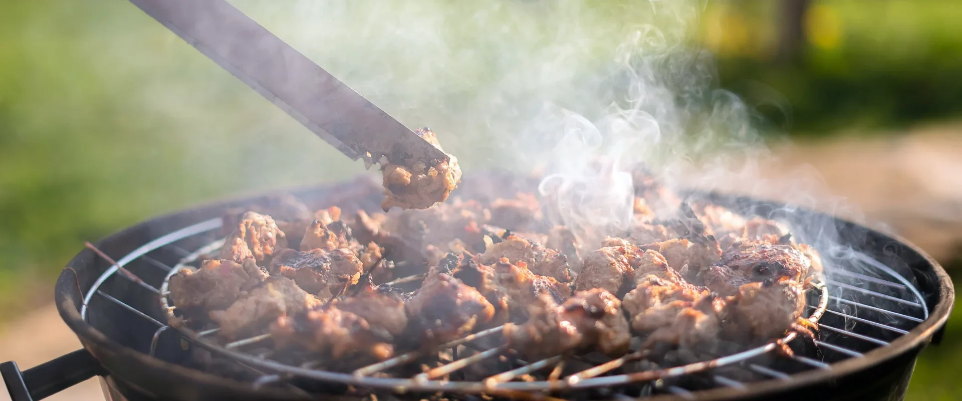 Grătarul acasă, scumpă plăcere: AMENZI uriașe pentru românii cu curți! Până la 5.000 de lei