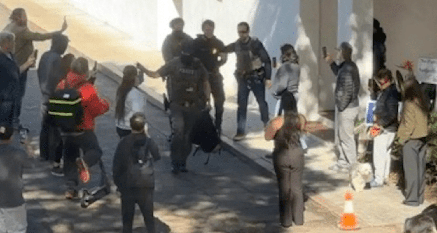 Apărarea comunității: Democrația și controlul local, sfida lui DONALD Trump