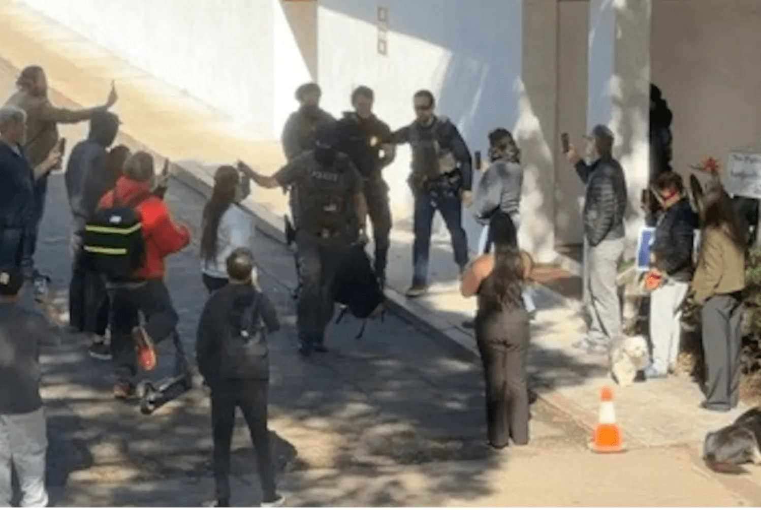 Apărarea comunității: Democrația și controlul local, sfida lui DONALD Trump