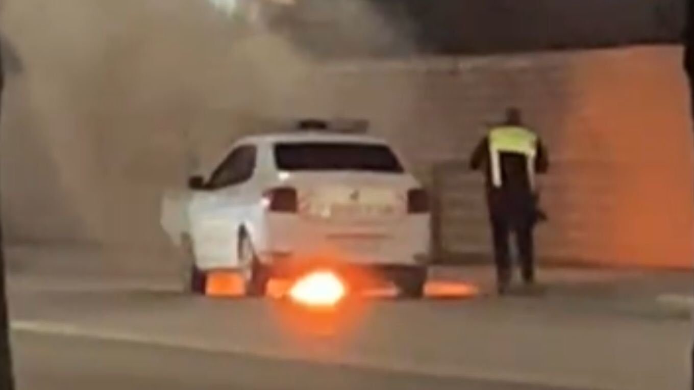Logan de poliție, mistuit de flăcări în centrul Iașiului, cauză – scurgeri de combustibil