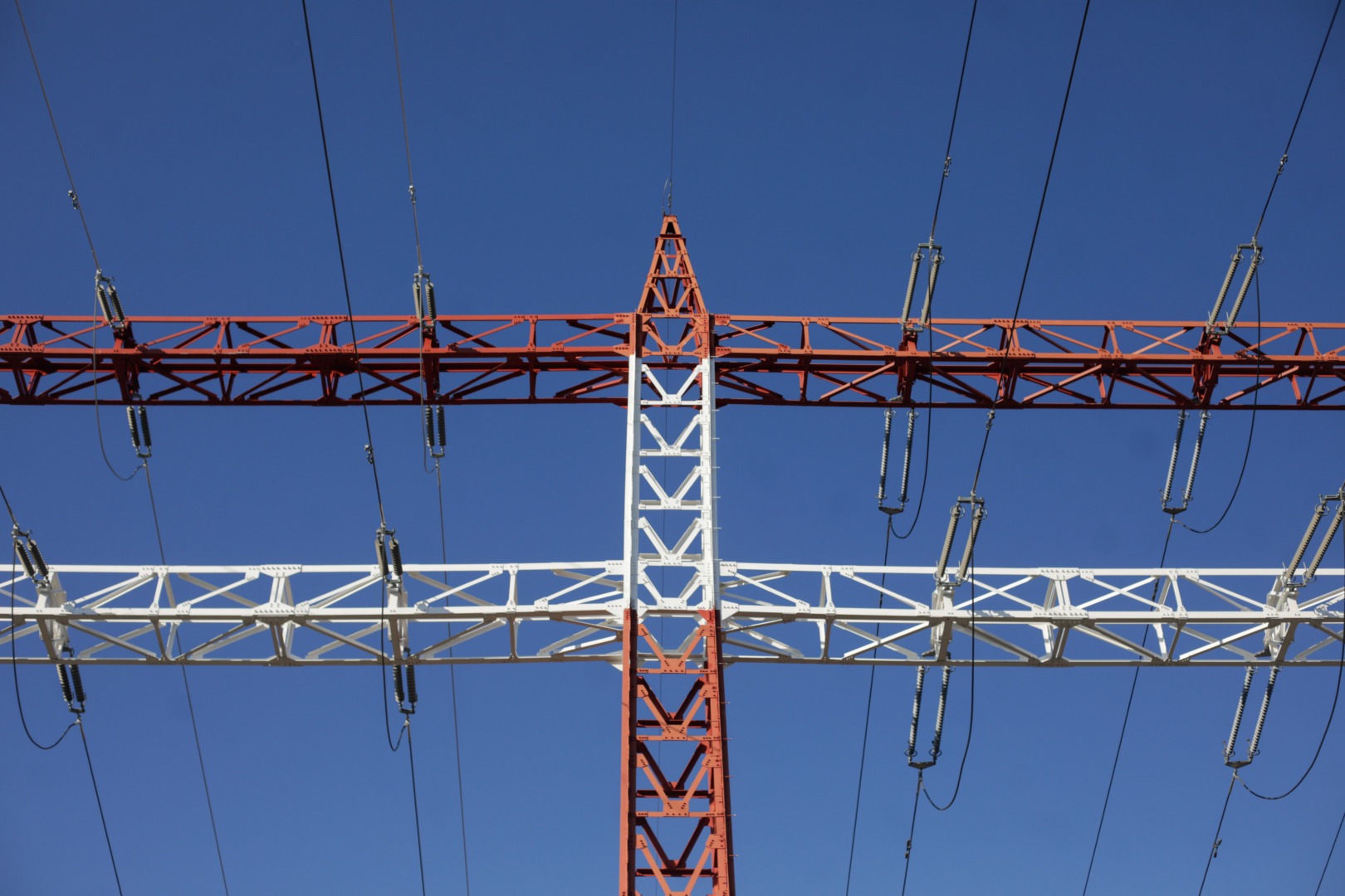 Bolojan, pe urmele lui Trump: Cancelaria în război cu ANRE pe energie