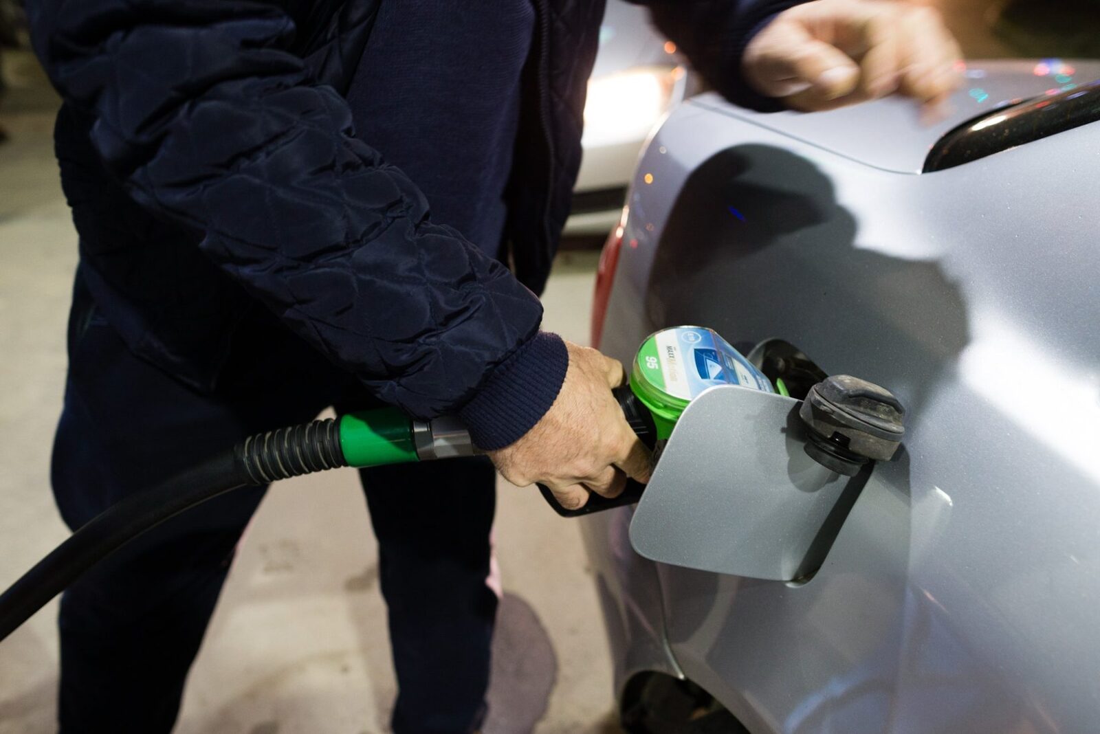 Motorina sare de 11 lei curând: Statul, cheltuieli de tăiat urgent