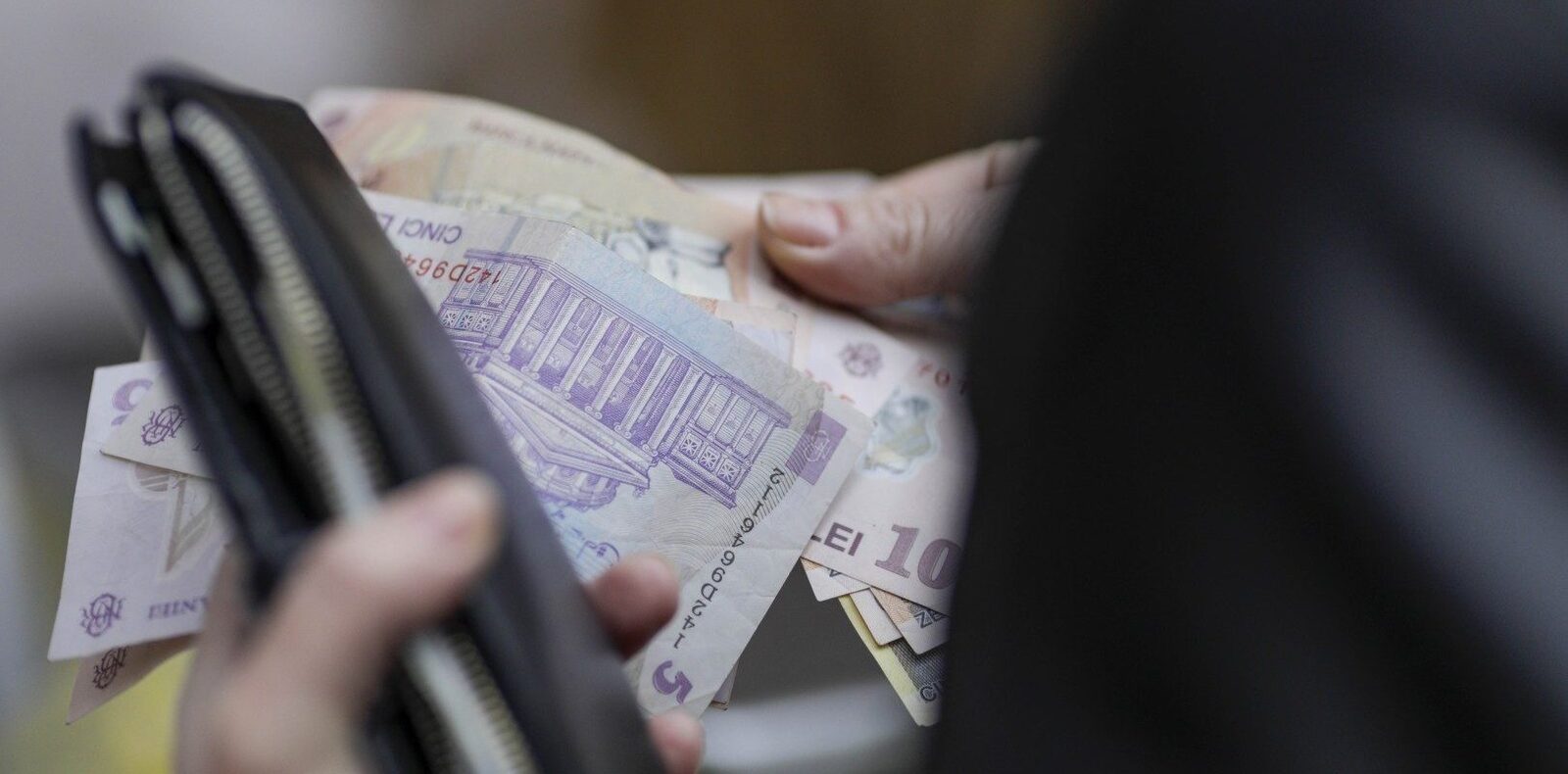 Cheltuieli explozive: Românii au scos mai mulți bani din buzunar, dar veniturile au crescut