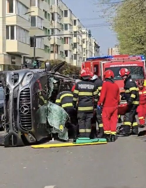 Accident în Arad: O șoferiță, rănită după ce mașina s-a răsturnat pe bulevard