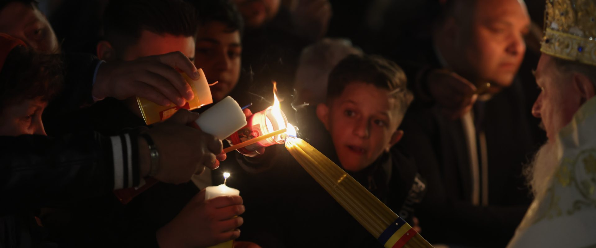 Slujba de Înviere de la Patriarhie. La ce oră începe și când pot lua credincioșii Lumina Sfântă