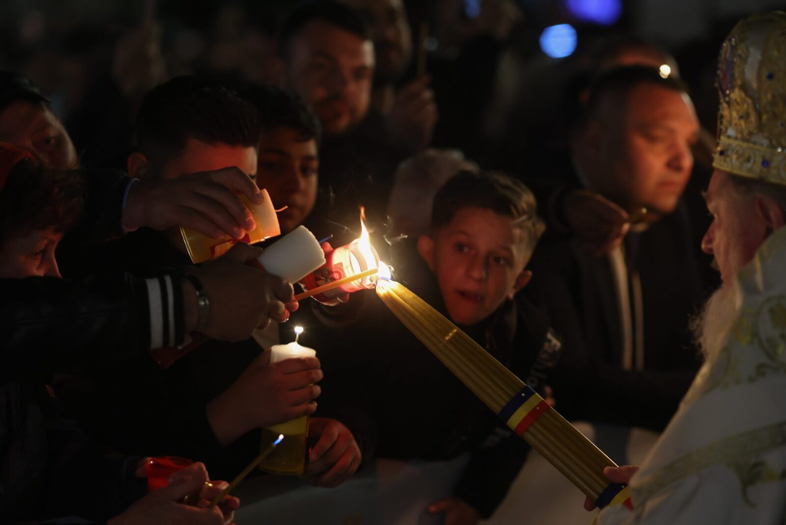 Învierea la Patriarhie: Când începe slujba și unde luați Lumina Sfântă