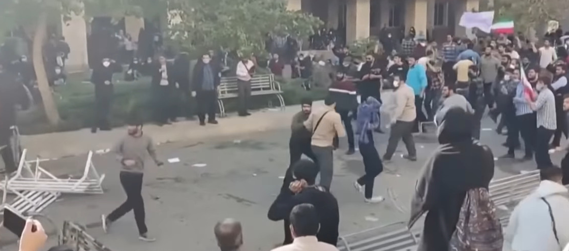Trump recunoaște: A înarmat protestatarii din Iran