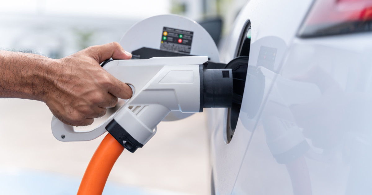 Automobile electrice: Explozie în UE, PREȚURILE la carburanți au speriat șoferii. Ce-i în România?