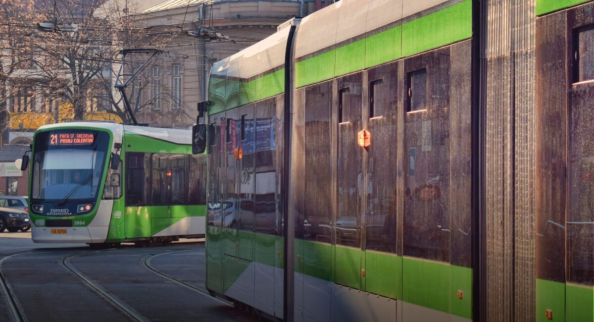Linia de tramvai 21, SUSPENDATĂ în weekend: 3 autobuze, DEVIATE în București