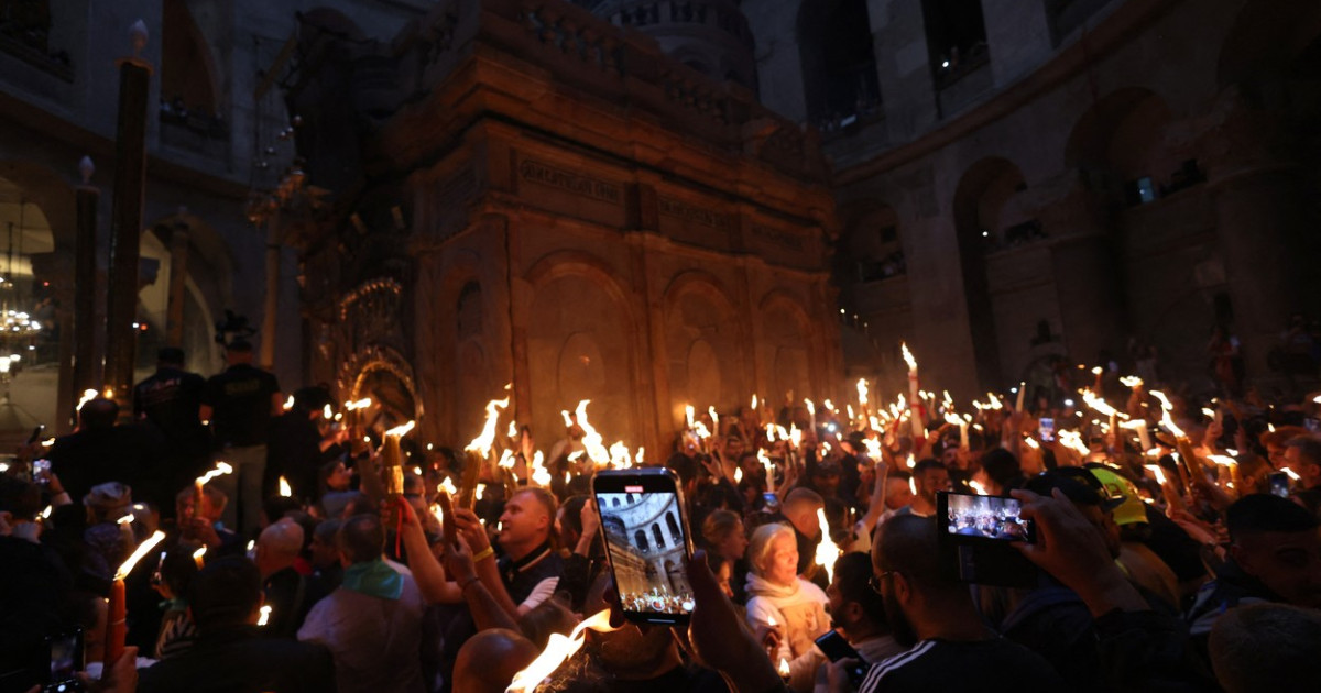 Lumina Sfântă vine azi din Ierusalim în România. Biserica Sfântului Mormânt, deschisă