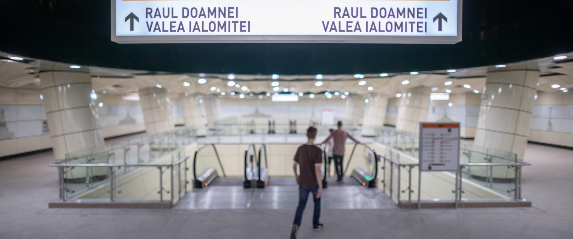 București: Stațiile de metrou prind viață! Pisicile ilustrează povești ascunse