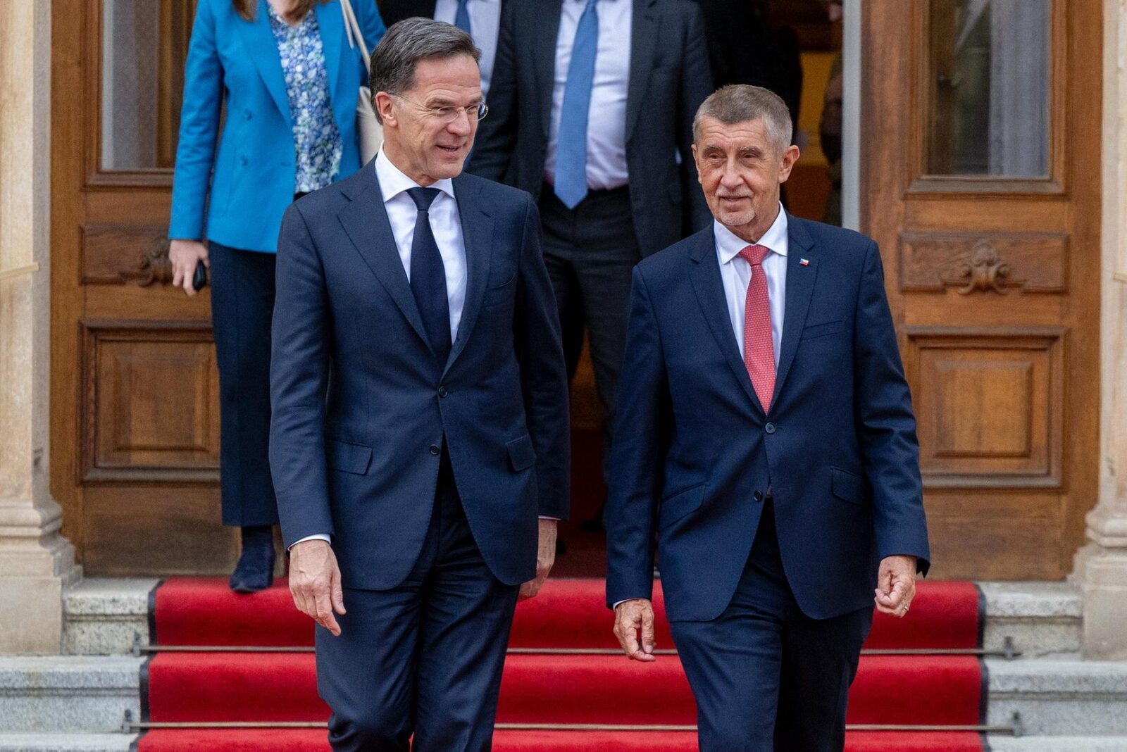 Babis, prins la mijloc: Cehia dă bani mai puțini Apărării, dar vrea cu NATO