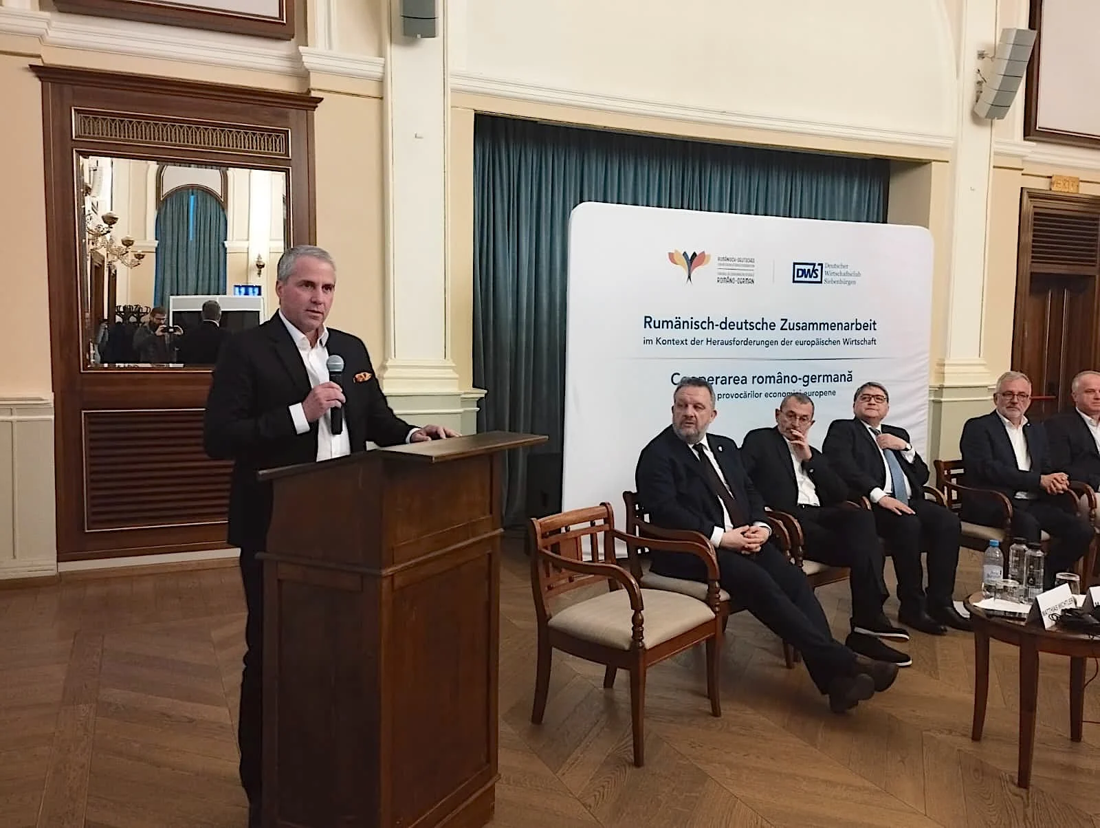 Reguli schimbătoare: AUMOVIO și BOSCH, critici dure la SIBIU despre birocrație și economie