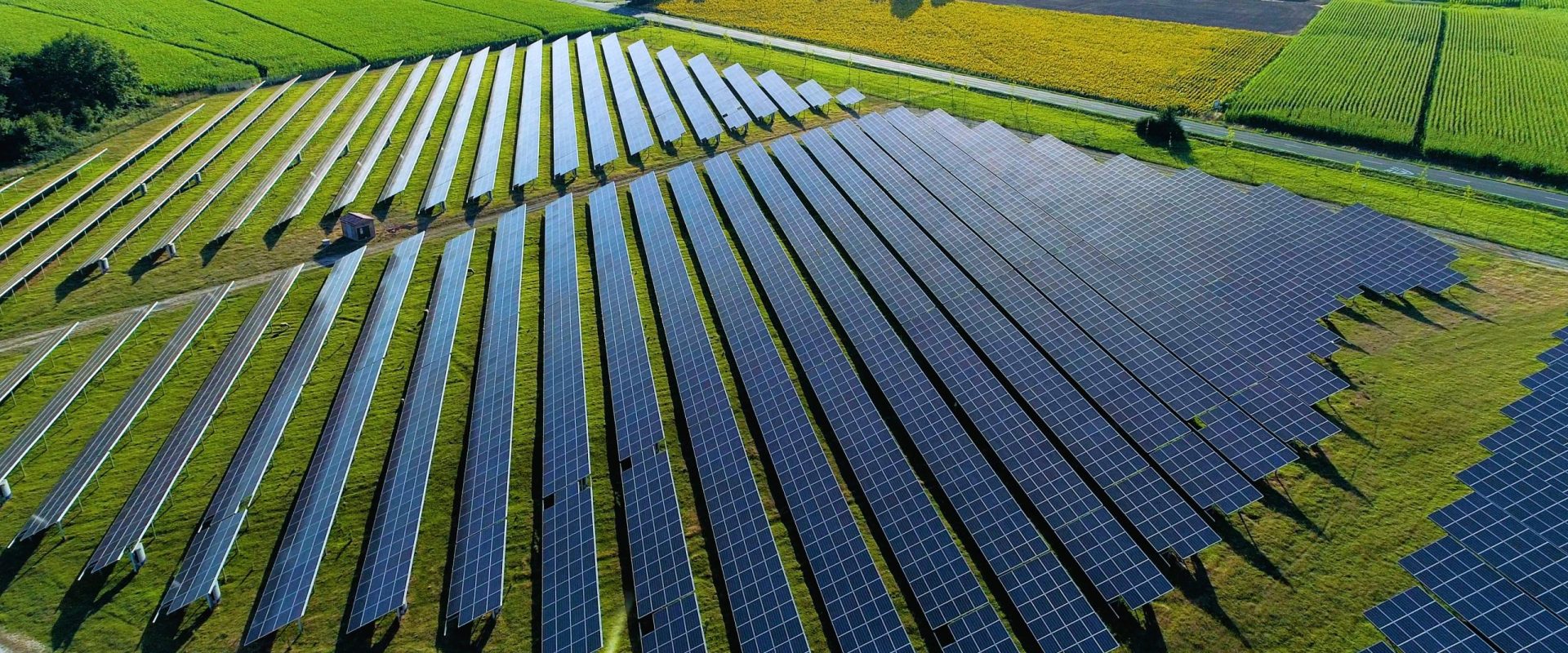 Orașul din România care face pasul spre energia solară: Panouri pt iluminat public