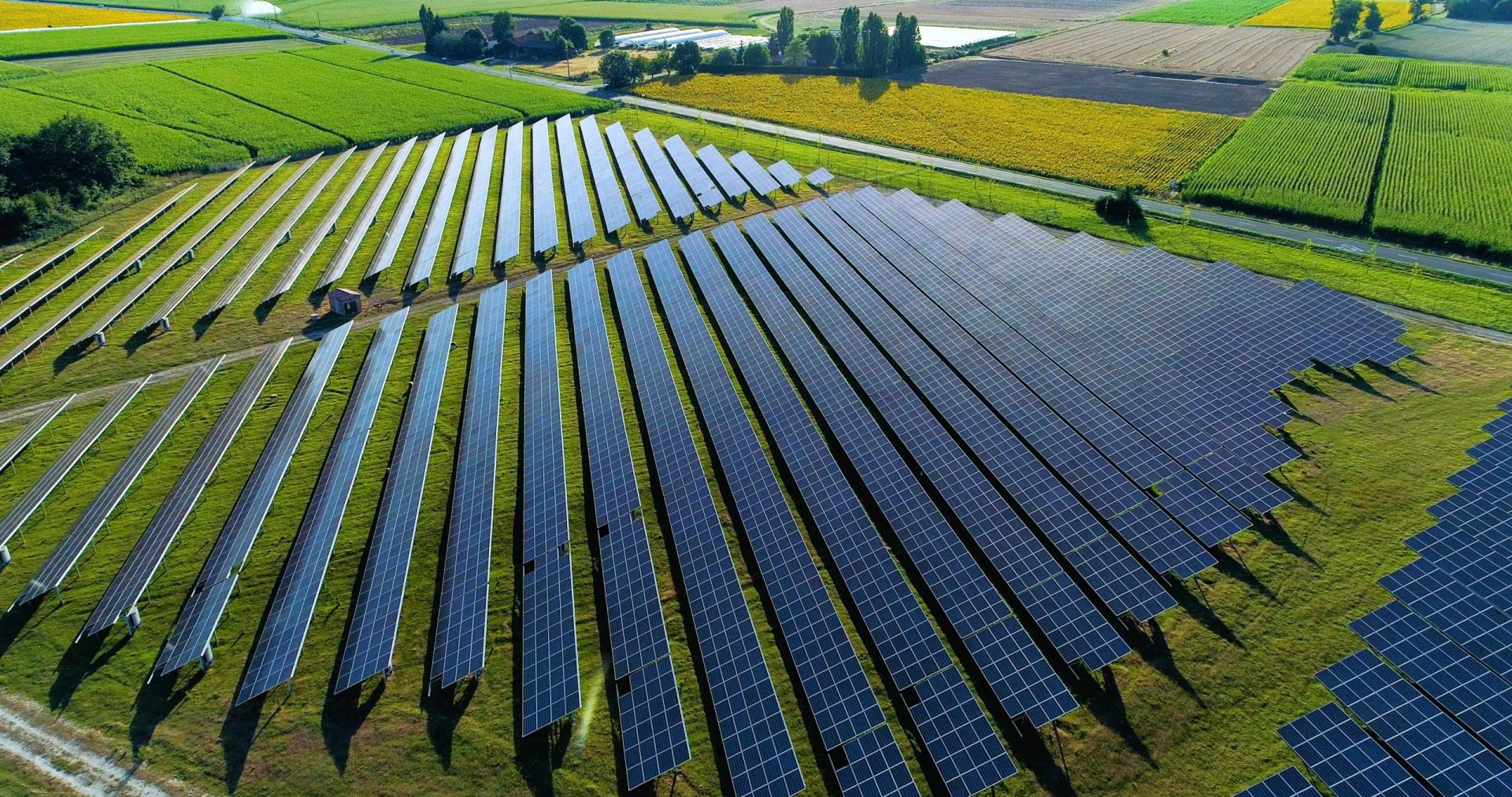 Orașul din România care face pasul spre energia solară: Panouri pt iluminat public