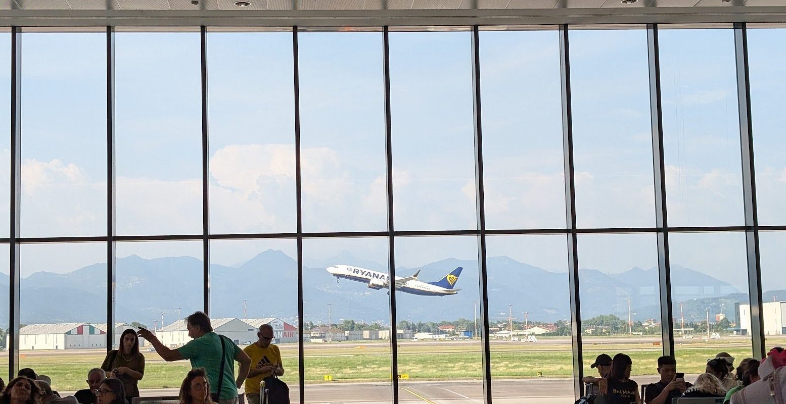 Criza de combustibil lovește aviația: 4 aeroporturi din Italia, cu restricții severe
