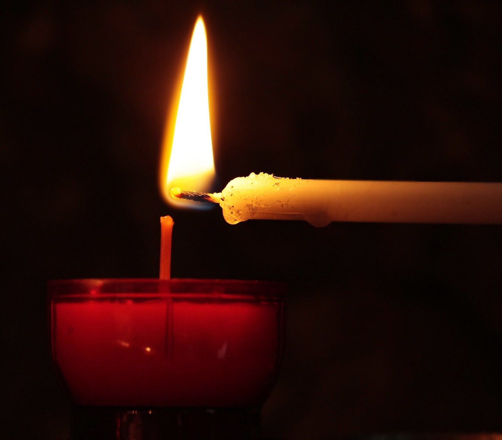 Patriarhia a găsit soluția: Sfânta lumină de la ierusalim, acasă