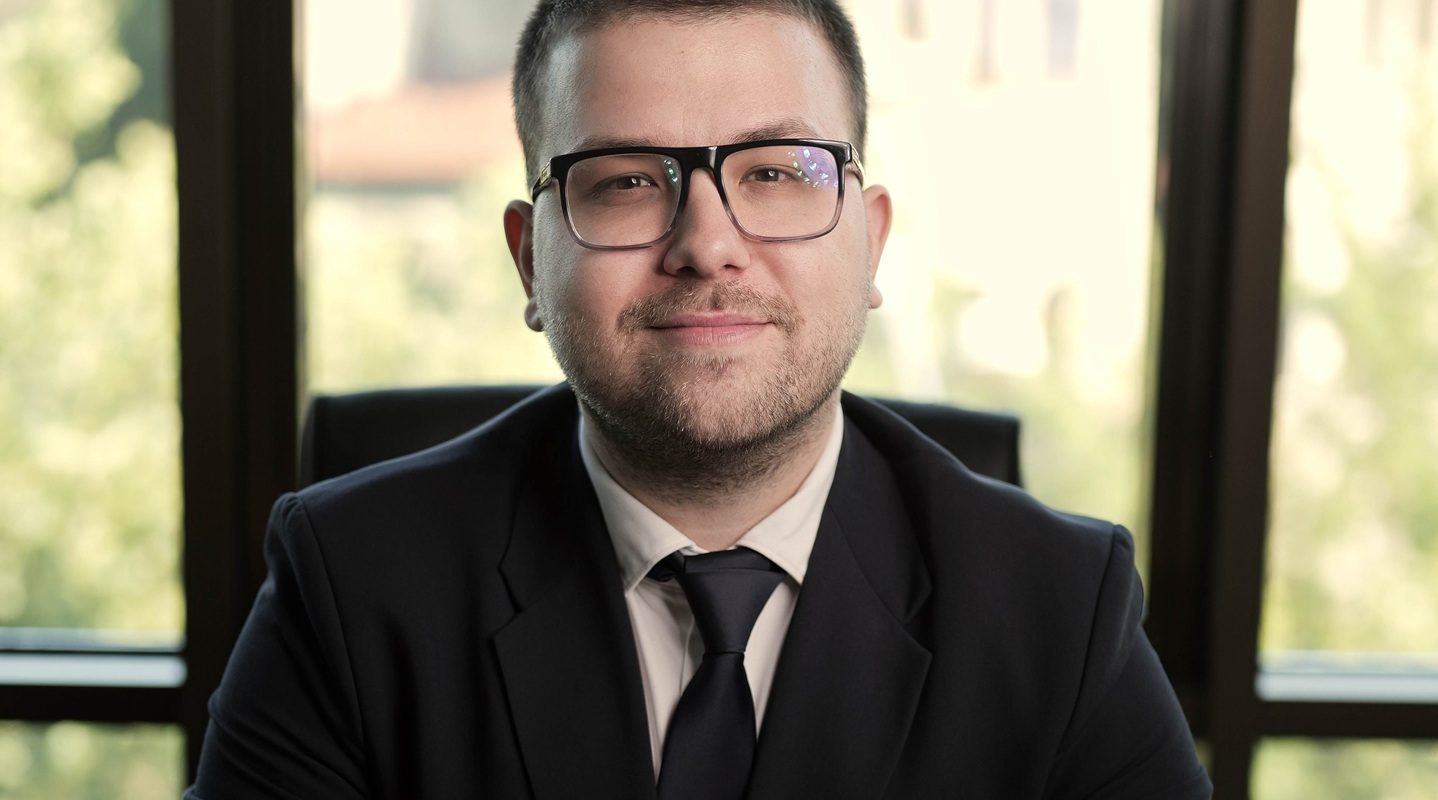 Aurul, refugiu sigur în vremuri de criză? Cum analizează experții pentru România