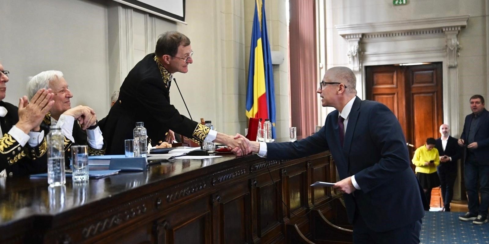 Marinescu, ministrul cu plagiat, invitat la un discurs de celebra Academia Română