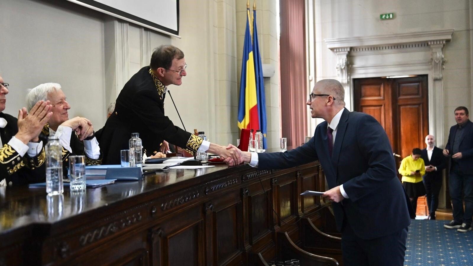 Marinescu, ministrul cu plagiat, invitat la un discurs de celebra Academia Română