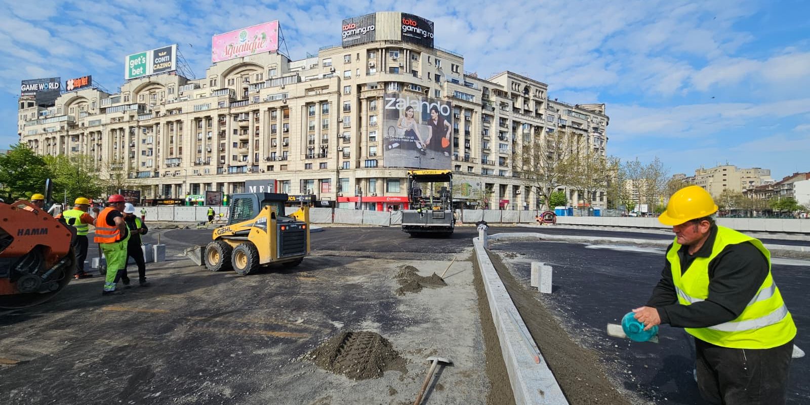 Se ridică restricțiile la Unirii: Muncitorii refac zona Hanului lui Manuc
