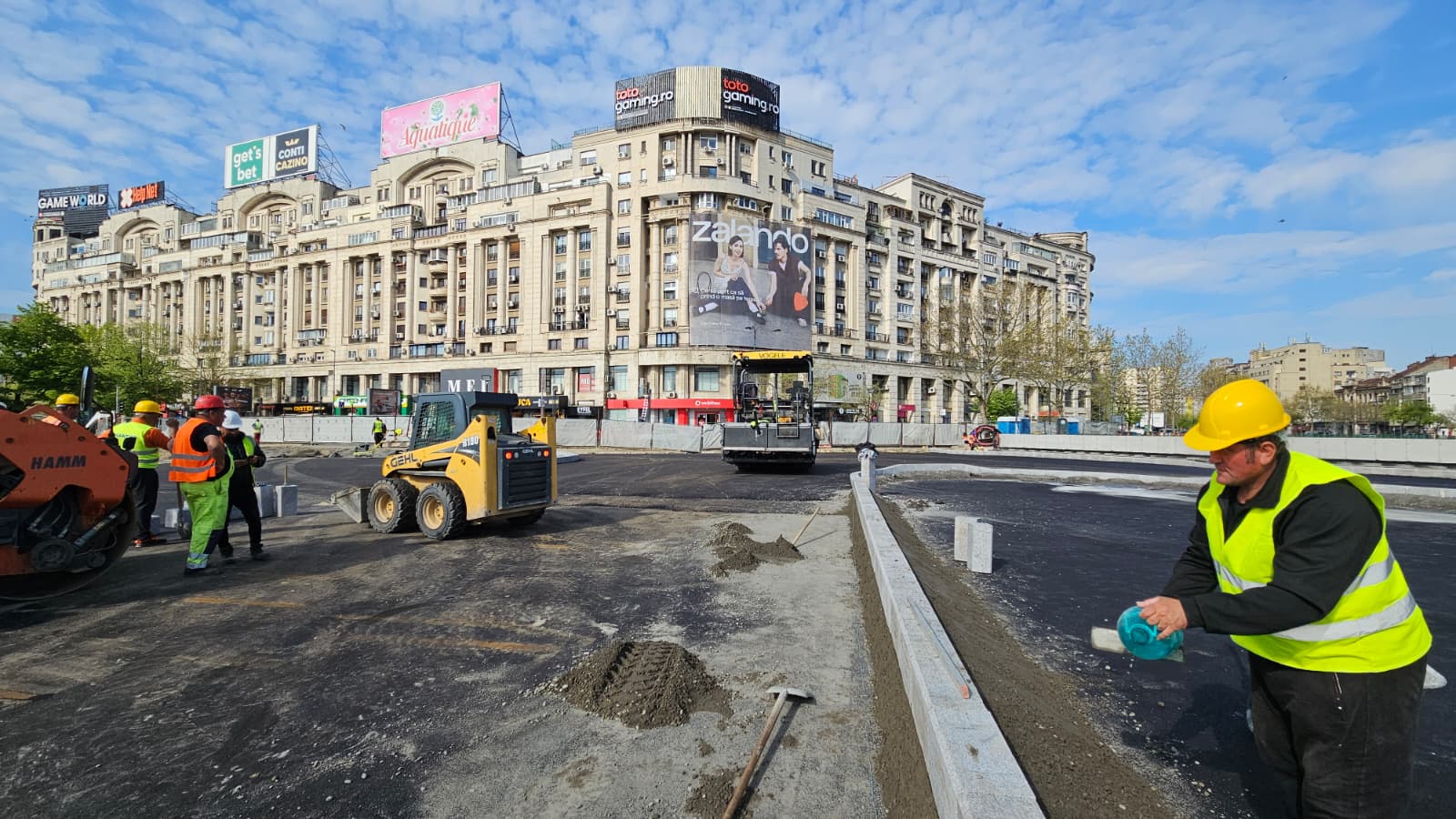 Se ridică restricțiile la Unirii: Muncitorii refac zona Hanului lui Manuc