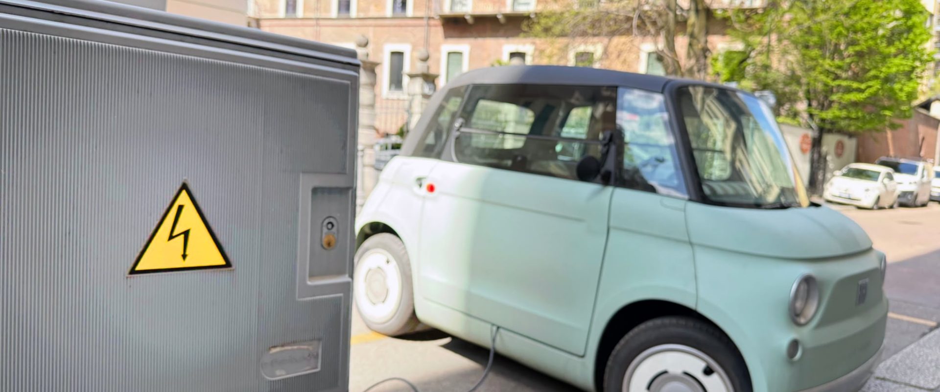 Șoferii nesimțiți, taxați dur: Amendă pentru blocarea stațiilor de electrice