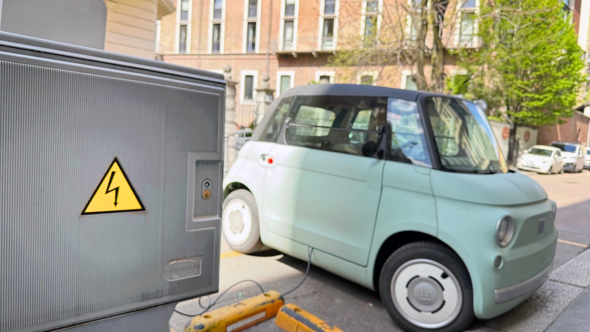 Șoferii nesimțiți, taxați dur: Amendă pentru blocarea stațiilor de electrice