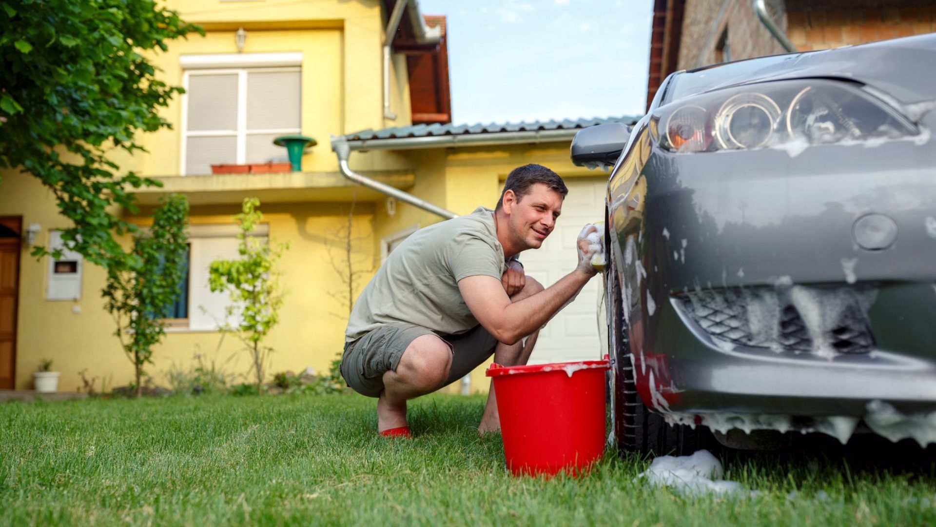 Amendă de 4000 lei pentru românii cu curte. Ce nu au voie să facă cu apa